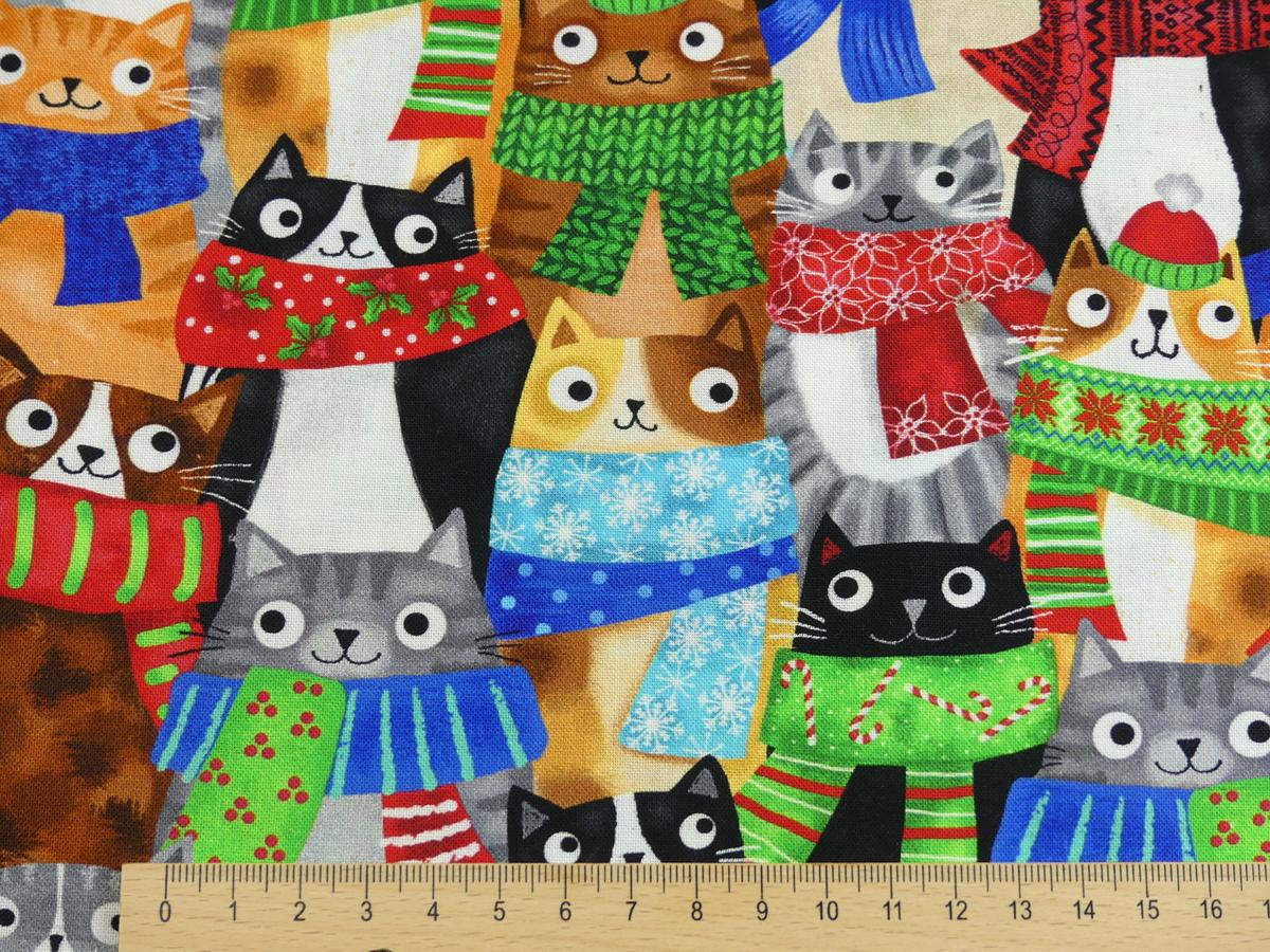 Patchworkstoff mit Katzen und bunten Schals Detailansicht mit Maß